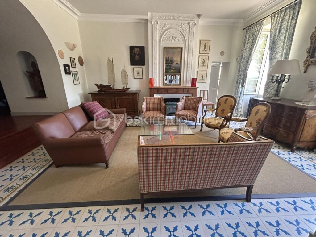 CHÂTEAU et SA MAISON de Gardien – VUE -TERRAIN – PISCINE – DÉPENDANCES – NR pièces – 12 chambres – 722 m²