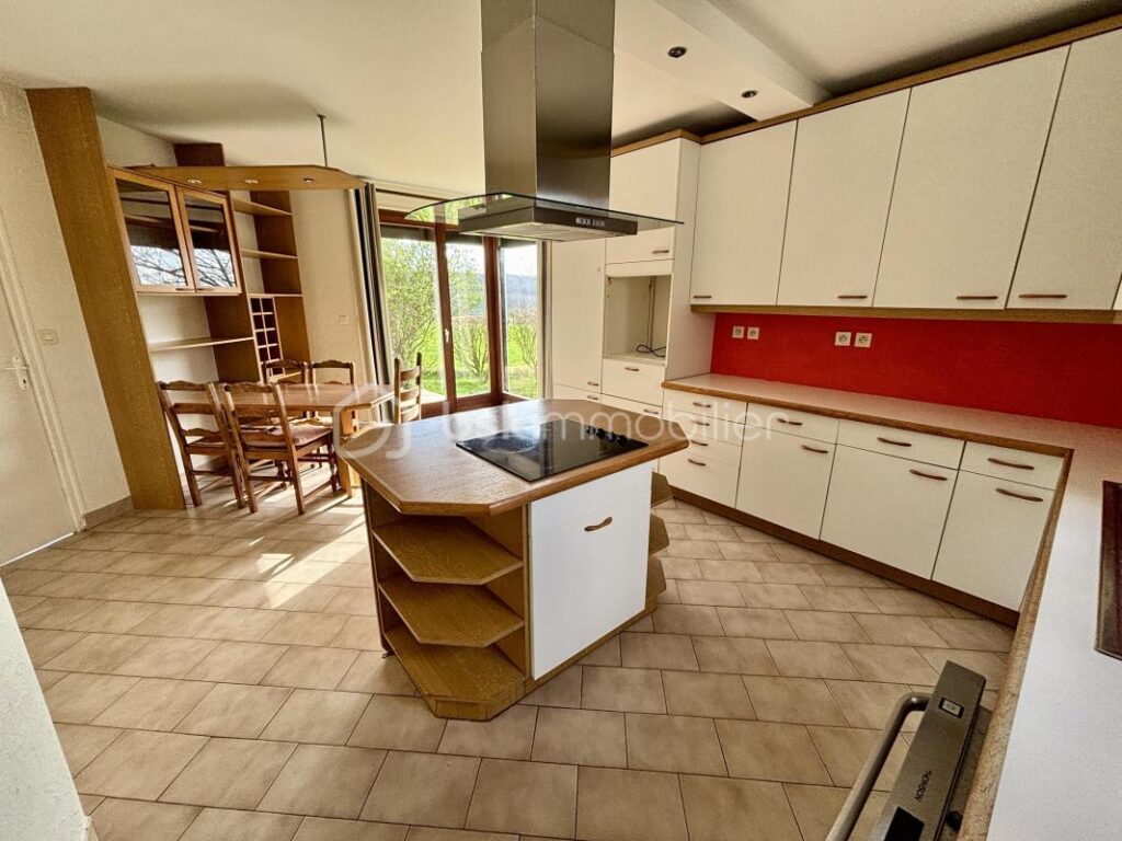 Belle maison T7 d’architecte à rafraîchir avec garage et jardin à Saint-Marceau – 7 pièces – 5 chambres – 165 m²