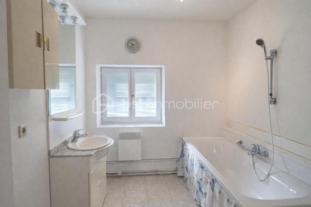 Maison de village avec garage et grenier aménageable – jardin non attenant – 4 pièces – 2 chambres – 75 m²