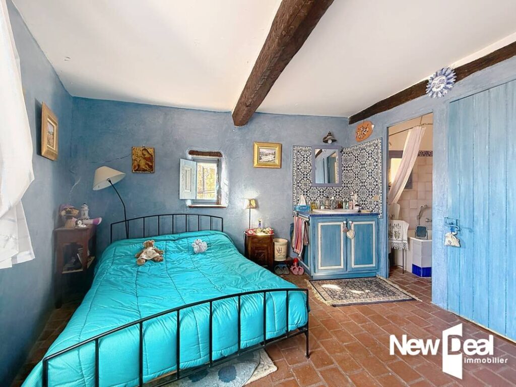 SEILLANS — Maison PLEIN COEUR village avec vue dominante – 2 pièces – 1 chambre – 36 m²