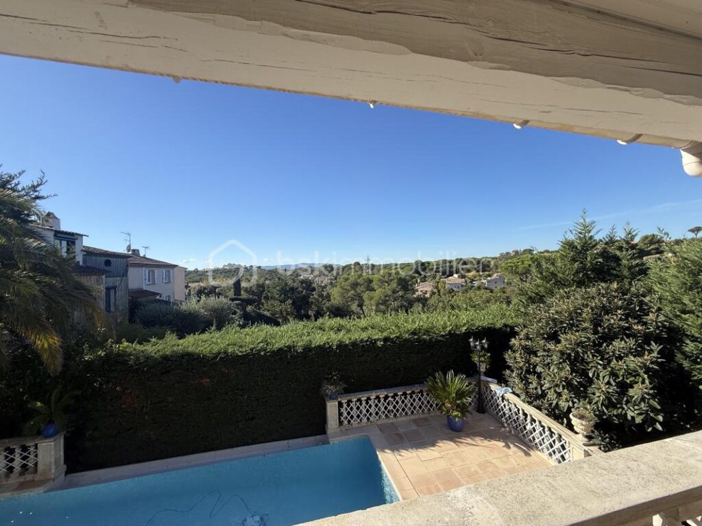 Maison avec vue sur le rocher de Roquebrune, quartier Valescure – 5 pièces – 3 chambres – 136 m²