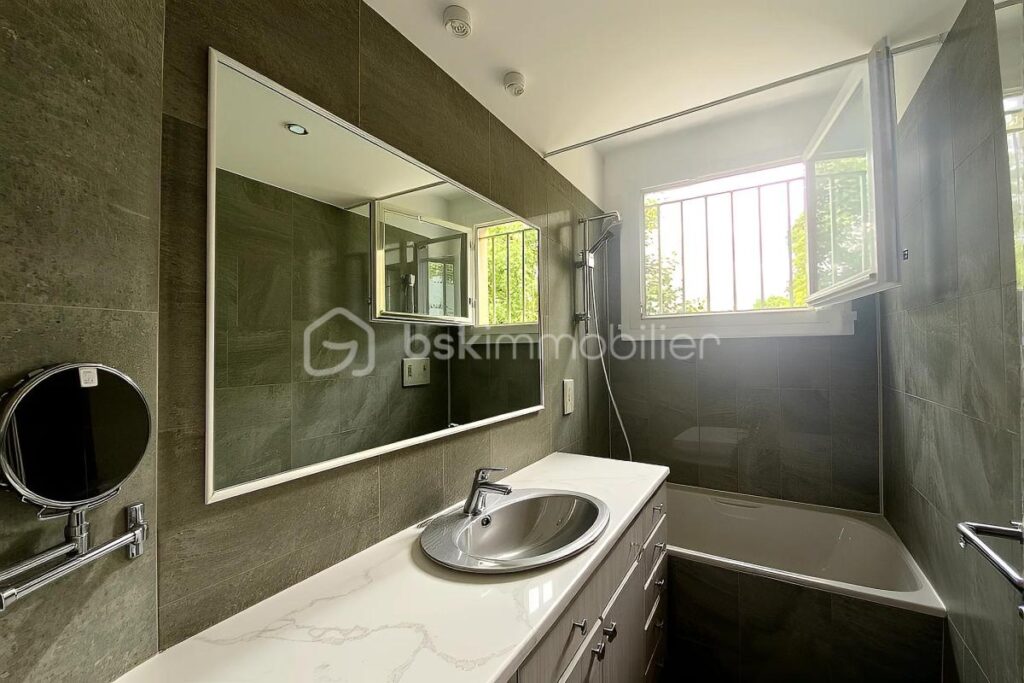 Le Port-Marly- Rue de Paris- Au calme- Prêt à habiter- – 4 pièces – 3 chambres – 62 m²