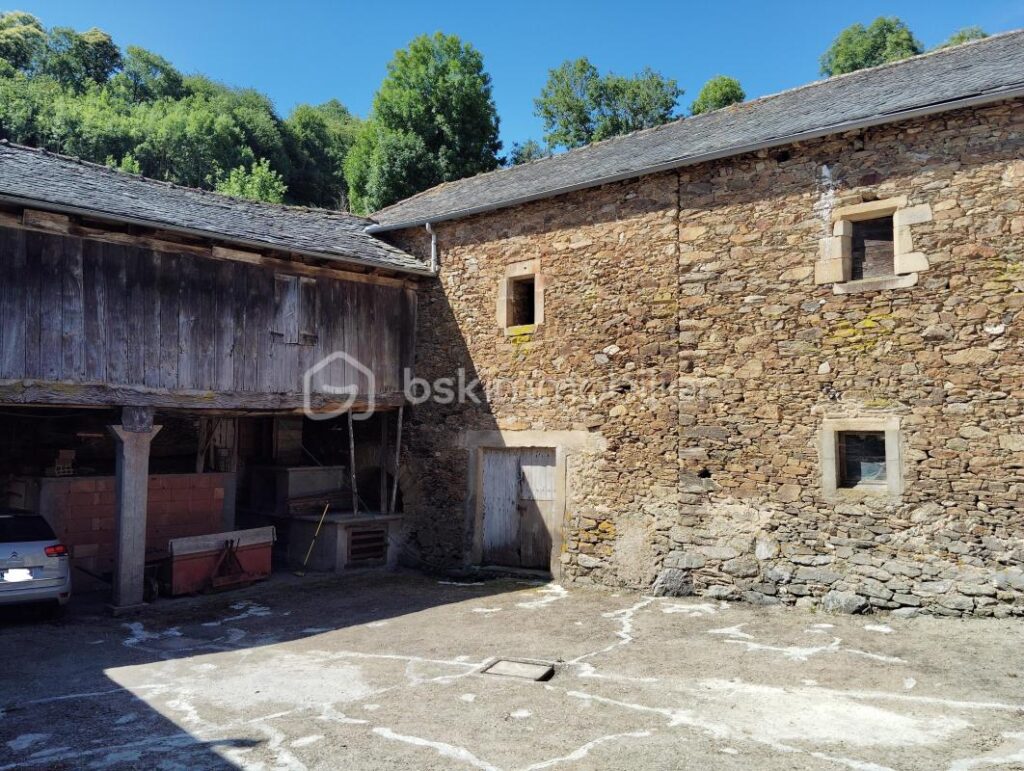 EXCEPTIONNEL ! POINT DE VUE/ESPACE/TRANQUILITE. Ancienne ferme de 1710, 275 m2 habitables, 10 chambres, 2.7 ha et de nombreuses dépendances – 11 pièces – 10 chambres – 275 m²