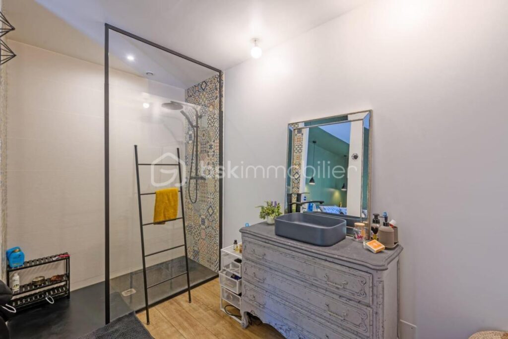 SUPERBE MAS EN PIERRES ENTIEREMENT RENOVE DANS LE GARD – 5 pièces – 4 chambres – 185 m²