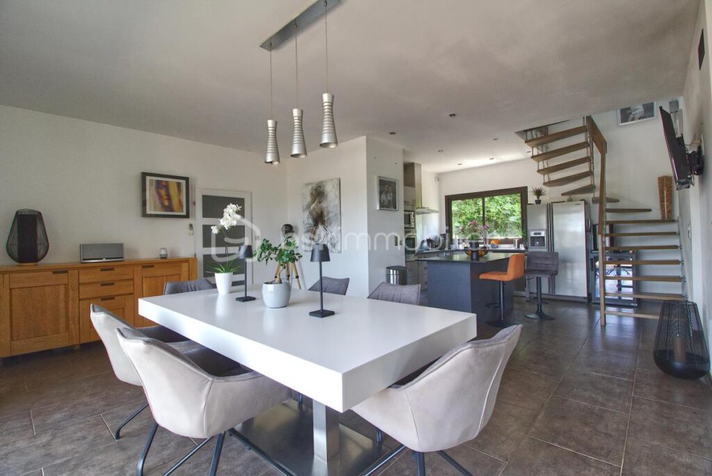 Villa contemporaine 165 M² – 6 pièces – 4 chambres – 165 m²