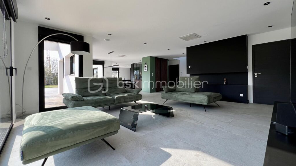 Maison cubique individuelle avec piscine – 7 pièces – 4 chambres – 245 m²