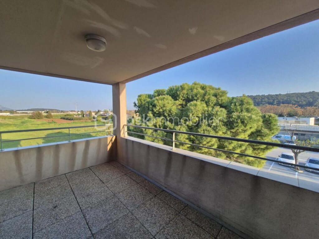 OLLIOULES: T3 EN DUPLEX AVEC TERRASSE – 3 pièces – 2 chambres – 59 m²