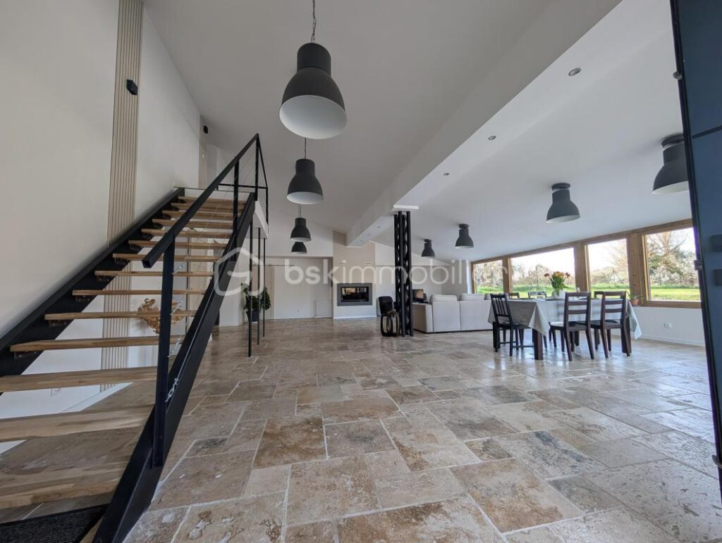 MAISON RENOVEE « ESPRIT LOFT » de 302m2 – 4 CH dont 1 suite parentale – 8 pièces – 4 chambres – 302 m²