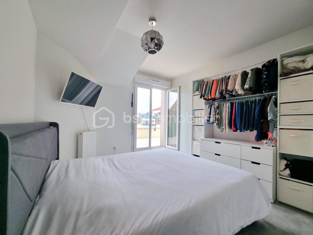 APPARTEMENT AU PIED DE LA GARE_ 2 PIÈCES AVEC GRANDE TERRASSE_ PLACE DE PARKING ! – 2 pièces – 1 chambre – 44 m²