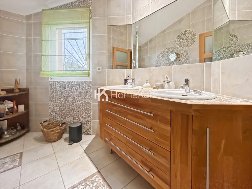 VILLA FAMILIALE T7 AVEC VUE, PISCINE ET GARAGE – 7 pièces – 4 chambres – 185 m²