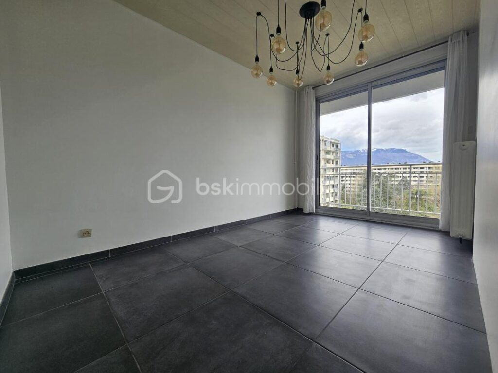 T3 lumineux en étage élevé avec balcon, vue dégagée et place de parking privative – 4 pièces – 3 chambres – 72 m²