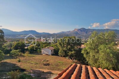 Bskimmobilier vous propose à la vente une jolie villa située à 15 minutes d&rsquo;Ajaccio – 5 pièces – 4 chambres – 157 m²