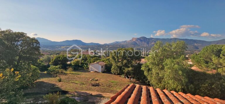 Bskimmobilier vous propose à la vente une jolie villa située à 15 minutes d’Ajaccio – 5 pièces – 4 chambres – 157 m²