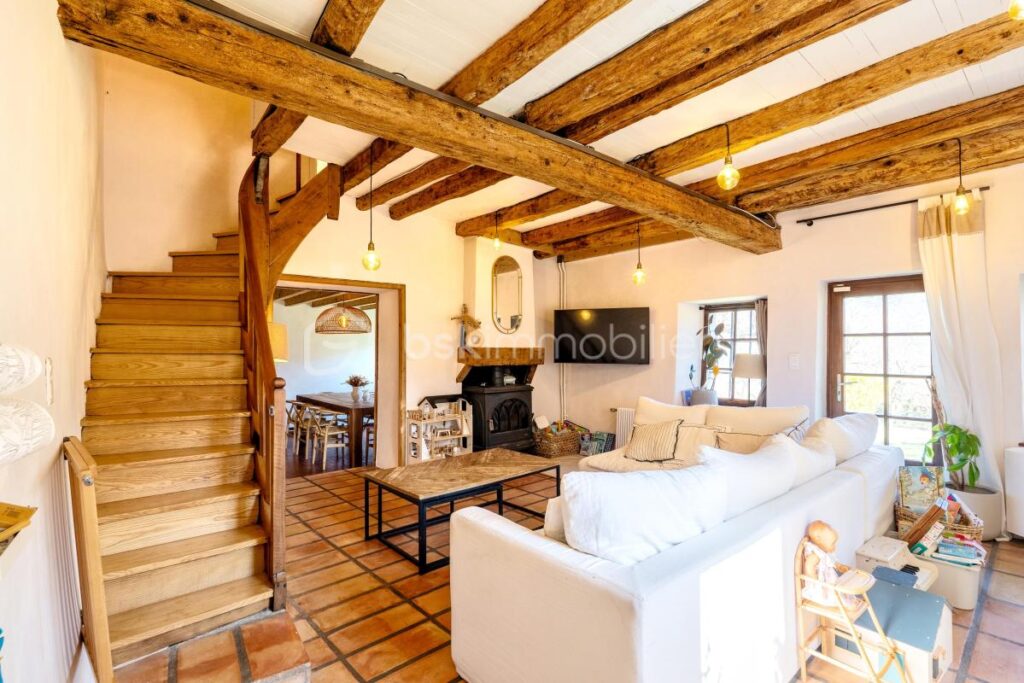 Maison de caractère de 170m2 sur un terrain de 2370m2 – 6 pièces – 4 chambres – 168 m²