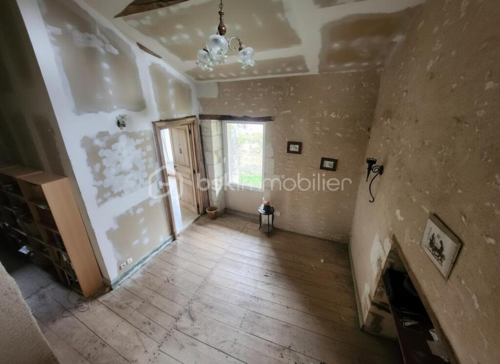 🏡 Maison de caractère – 191 m² – Centre de Mirebeau – 4 chambres, grange et cave – 7 pièces – 4 chambres – 191 m²