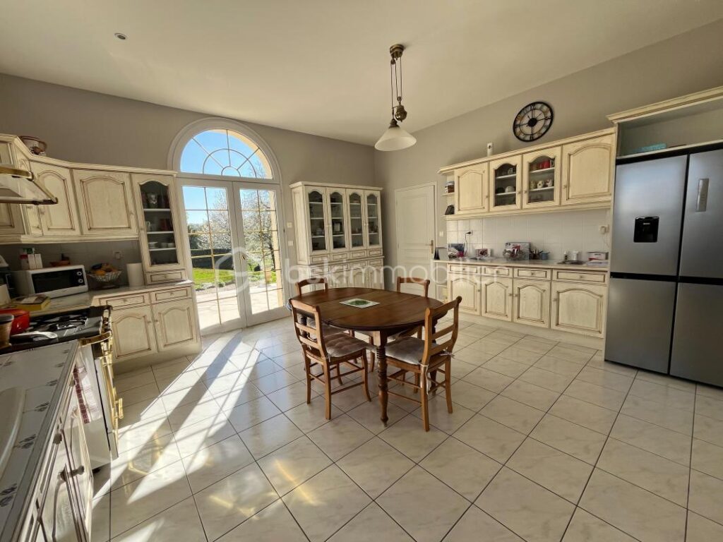 PROPRIETE D’EXCEPTION 483m2 sur un PARC DE 1,4H – 12 pièces – 8 chambres – 483 m²