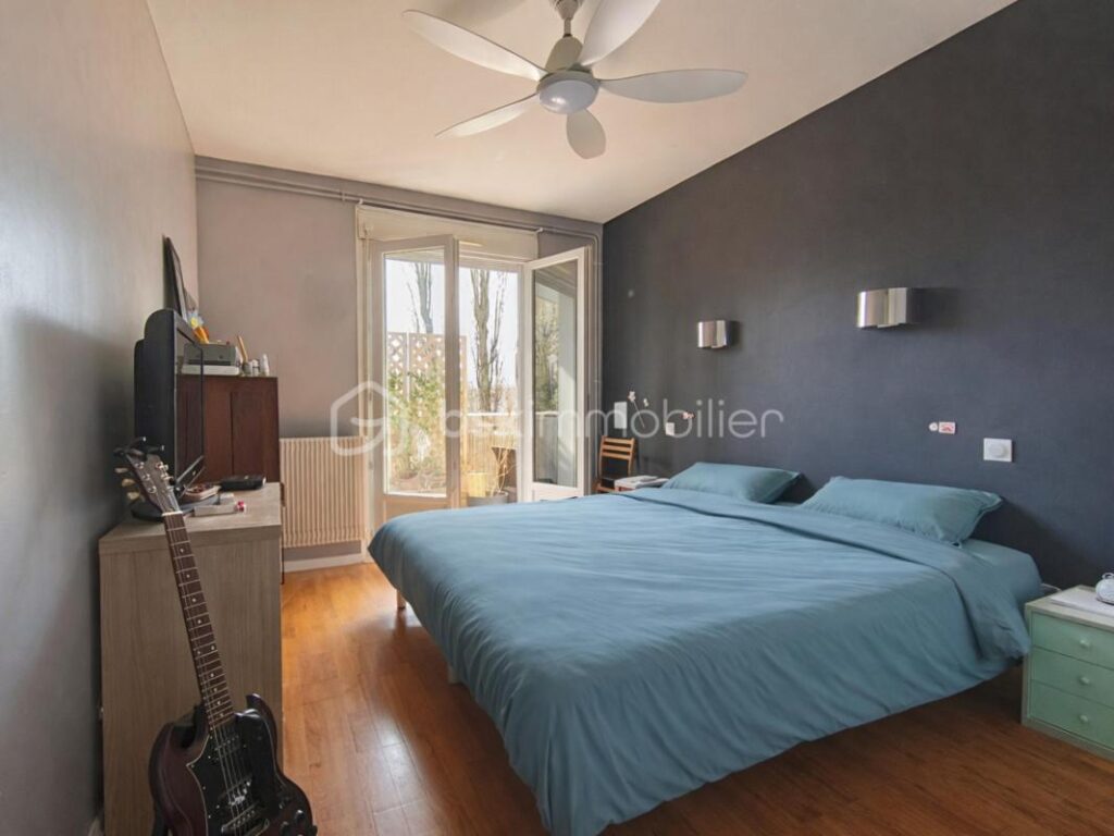 T4 traversant avec balcon plein sud – un potentiel à révéler au cœur de Neuville-sur-Saône – 4 pièces – 3 chambres – 79 m²