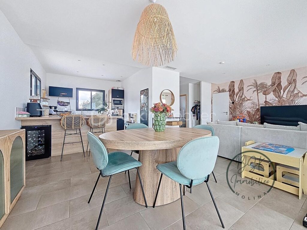 VILLA MODERNE AVEC GARAGE, PISCINE ET VUE CAMPAGNE À COLOMBIERS – 4 pièces – 2 chambres – 103 m²