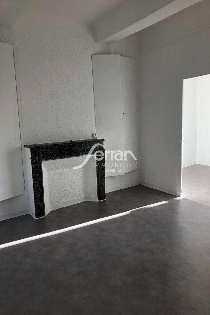 A LOUER TYPE 2 à CALLAS – 2 pièces – 1 chambre – 40.00 m²