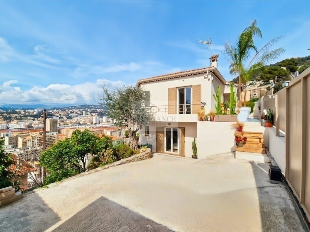 Maison – 4 pièces – 2 chambres – 115 m²