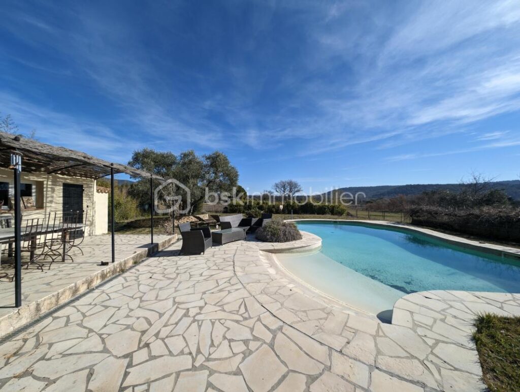 A VENDRE, PUYVERT, MAS DE 150 M² ENVIRON ET SURFACE A AMENAGER DE PLUS DE 100 m² AVEC PISCINE, POOL HOUSE SUR TERRAIN DE 2360 M² – 8 pièces – 3 chambres – 150 m²