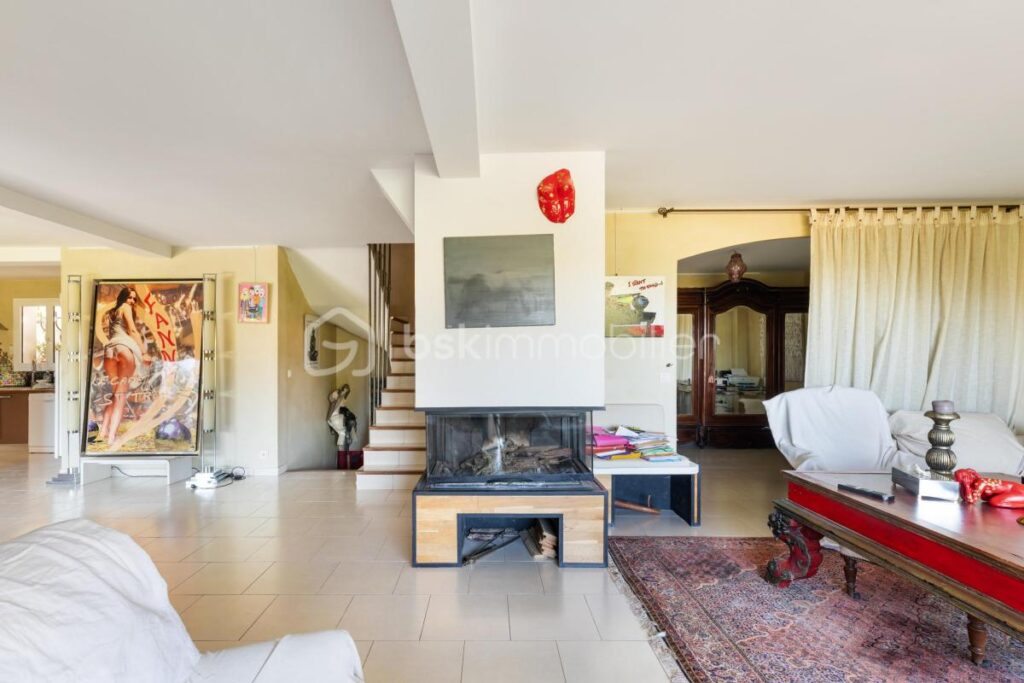 Maison d&rsquo;artiste à Saint Paul de Vence : un écrin de créativité et de sérénité – 7 pièces – 5 chambres – 312 m²