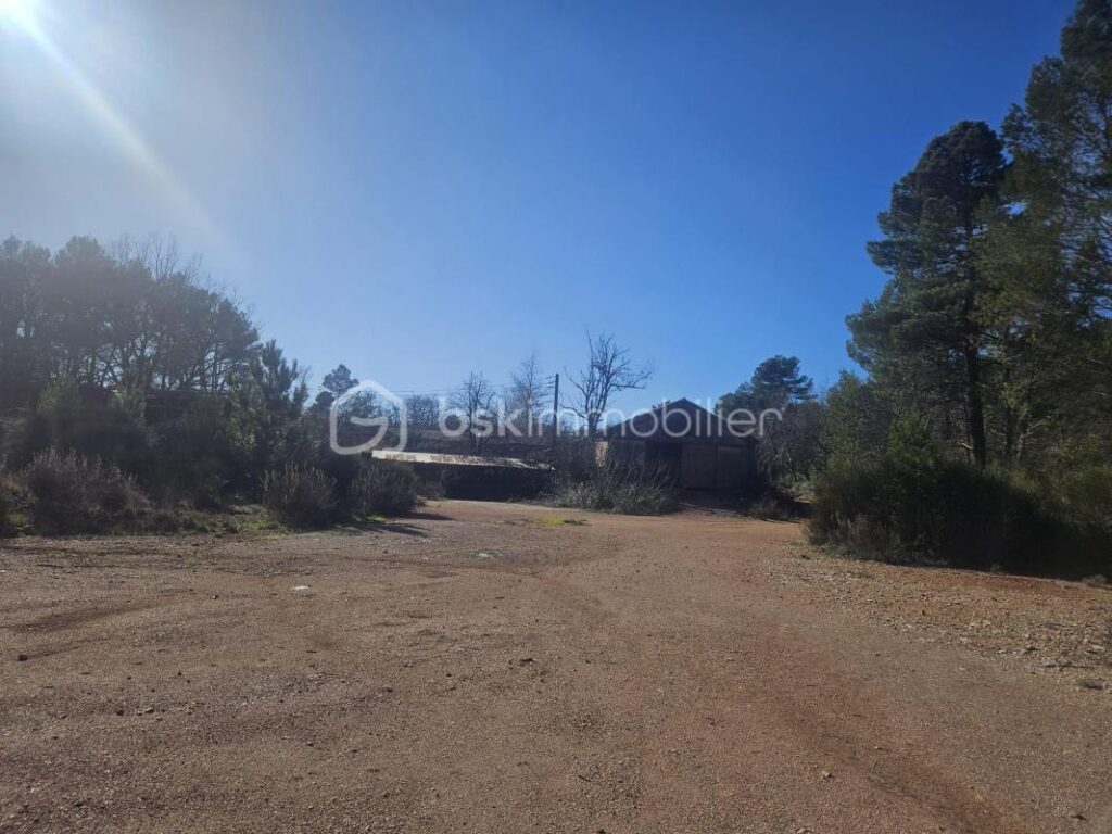 Propriété à rénover dans un cadre exceptionnel – Massif de la Sainte-Baume – 10 pièces – 6 chambres – 220 m²