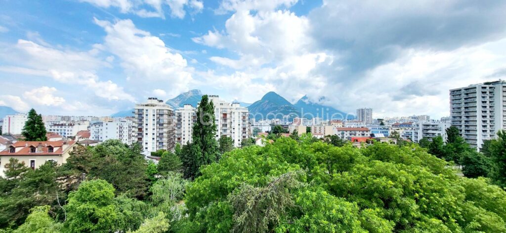 Vue dégagée en triple exposition au cœur de toutes les commodités – 3 pièces – 2 chambres – 70 m²