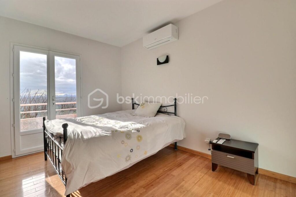 Villa 193m² Thiers 63300 – 6 pièces – 4 chambres – 193 m²