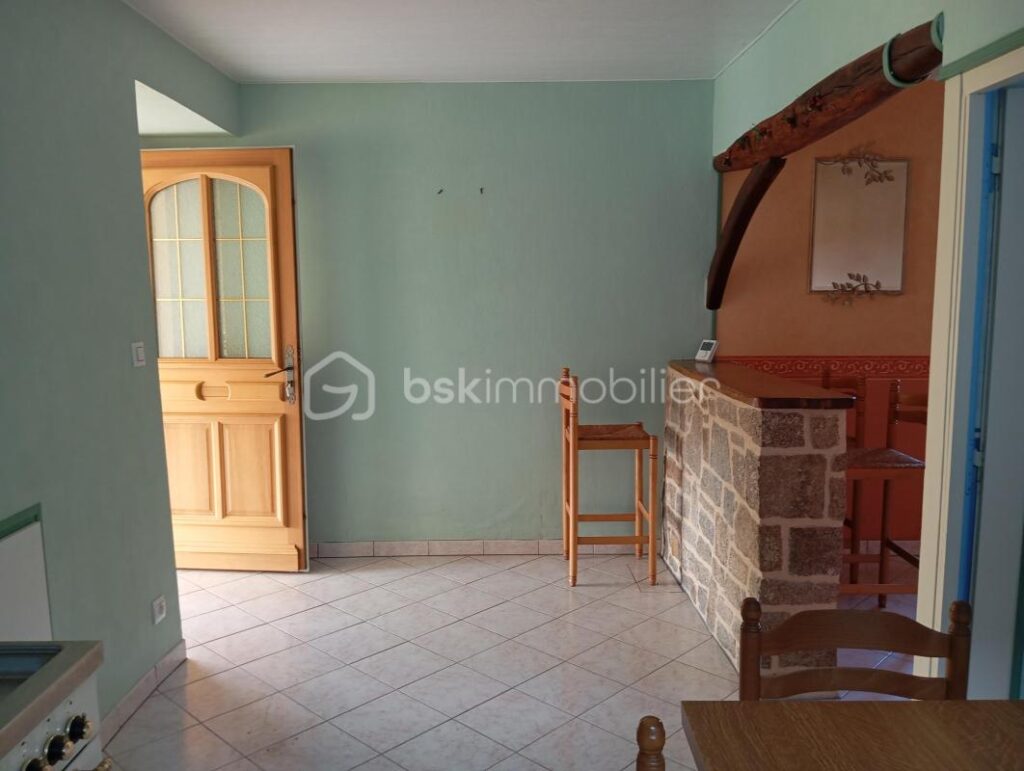 Maison habitable ** bourg callac** terrain**dépendances – 4 pièces – 2 chambres – 53 m²