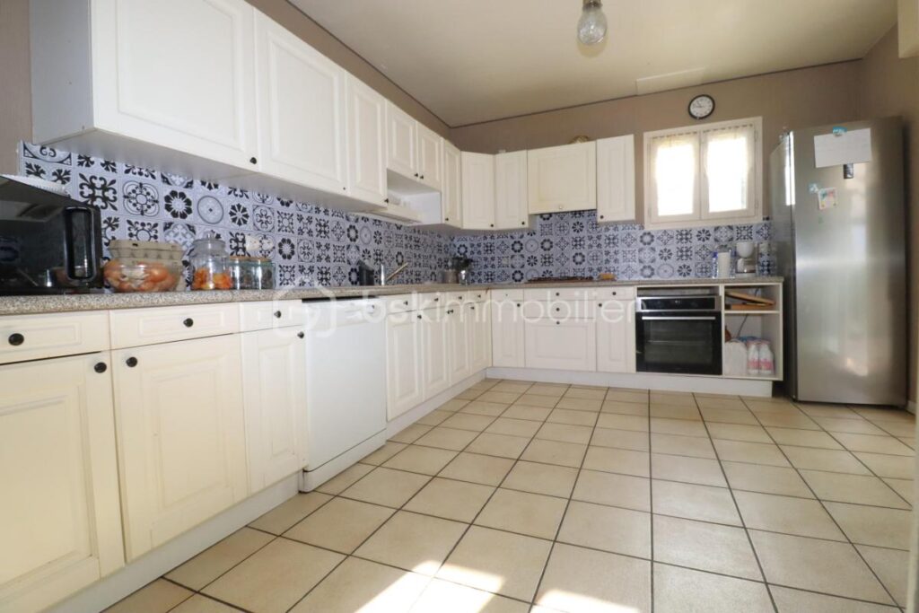 Grande maison aux beaux volumes (8 pièces 175m²) 5 ou 6 chambres avec sous-sol total (85m²) – 8 pièces – 6 chambres – 175 m²