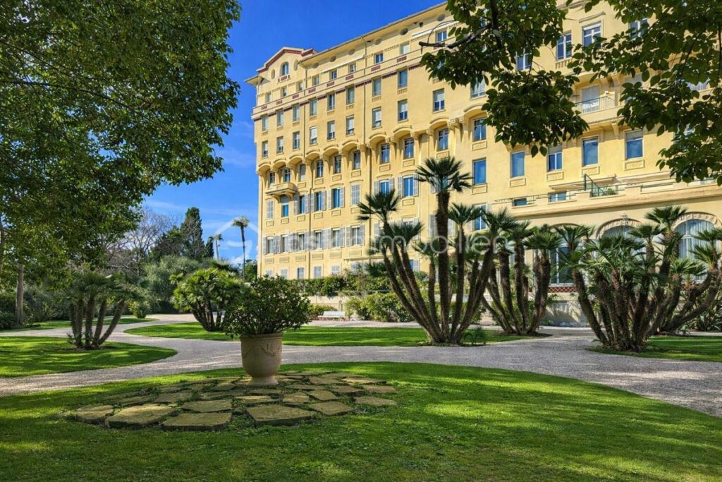 CANNES MONTROSE – STUDIO REFAIT A NEUF – VUE MER PANORAMIQUE – DERNIER ETAGE – 1 pièce – 1 chambre – 18 m²