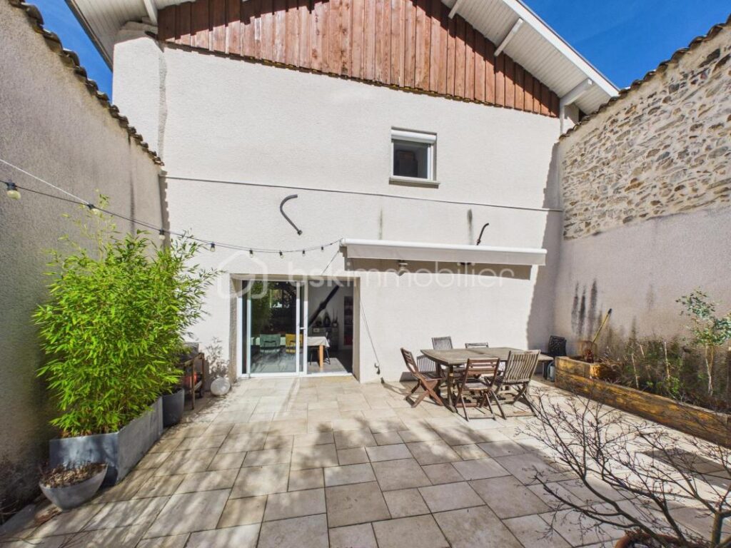 Maison de village – 5 pièces 148 m² – Jardin cocooning – 100 m² d’annexes – 5 pièces – 4 chambres – 148 m²