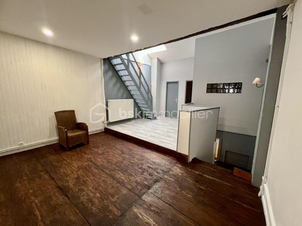 A vendre maison avec petit commerce libre de toute occupation – 5 pièces – 3 chambres – 172 m²