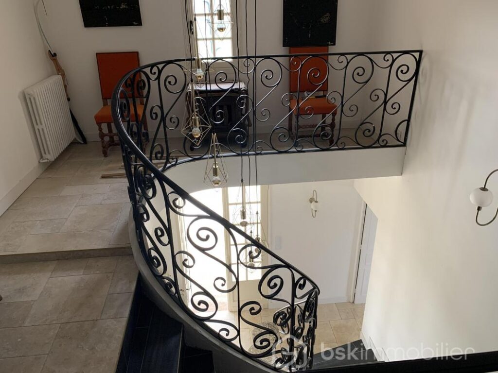 Grande maison lumineuse de 252m² – 7 pièces – 5 chambres – 252 m²