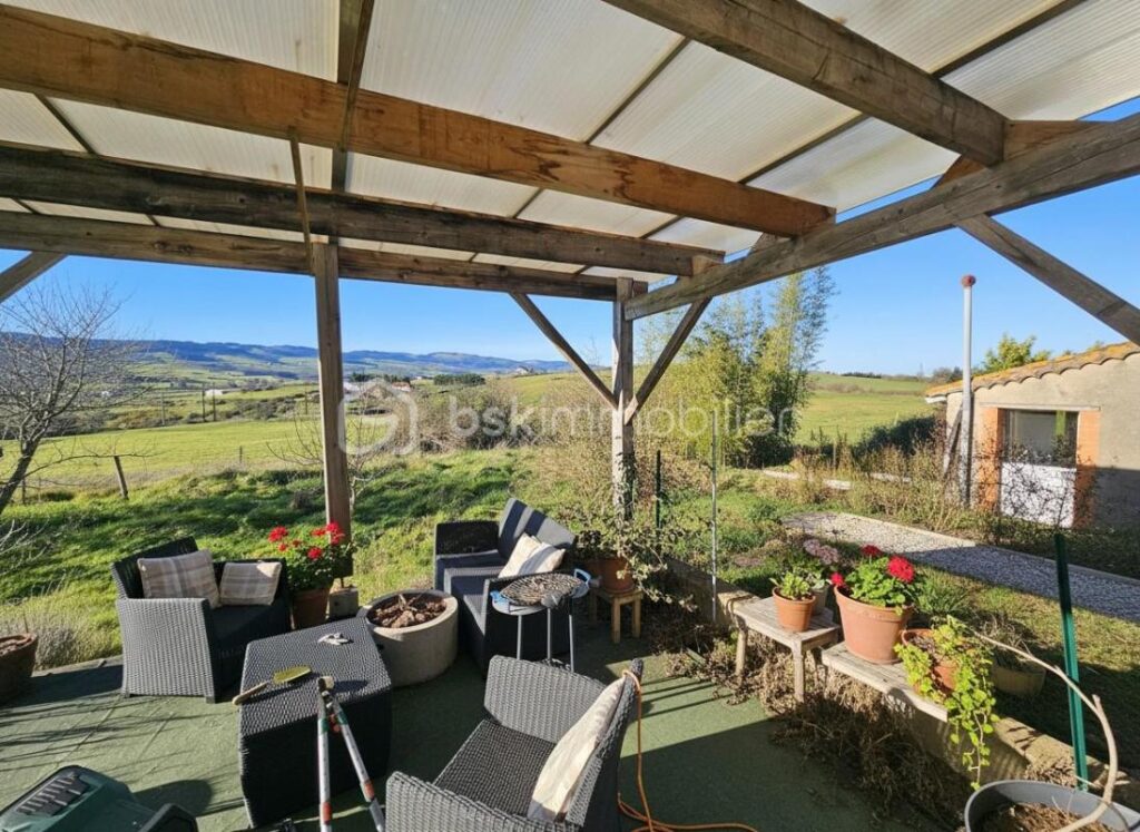 Ancien corps de ferme avec 4,7 hectares – Vue exceptionnelle – Proximité Roanne – 6 pièces – 5 chambres – 185 m²