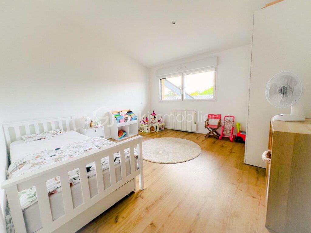 RARE – COMME UNE MAISON – DUPLEX T4 avec TERRASSE – 2 PARKING PRIVATIFS – POSSIBLE GARAGE EN SUS – AU CALME – VUE DEGAGEE – 4 pièces – 3 chambres – 93 m²