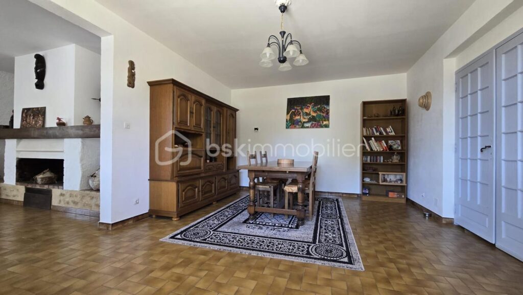 Grande maison divisée en deux appartements avec PISCINE ET VUE IMPRENABLE – 7 pièces – 5 chambres – 223 m²