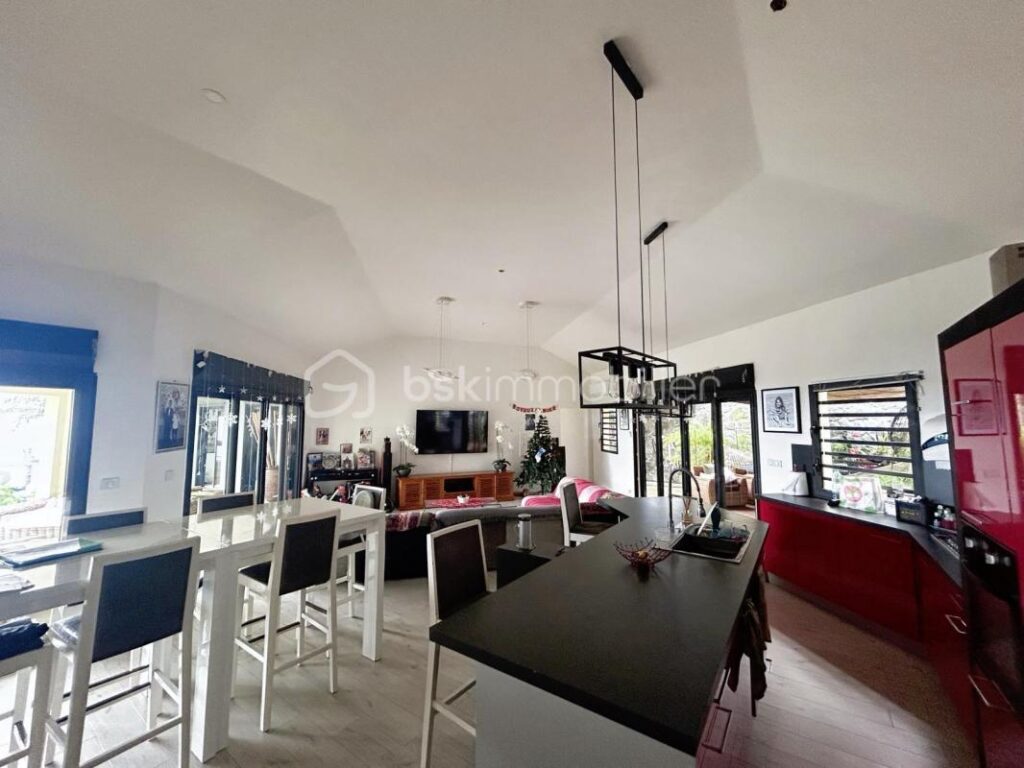 Villa de 360 m² de surface utile – 6 pièces – 4 chambres – 180 m²