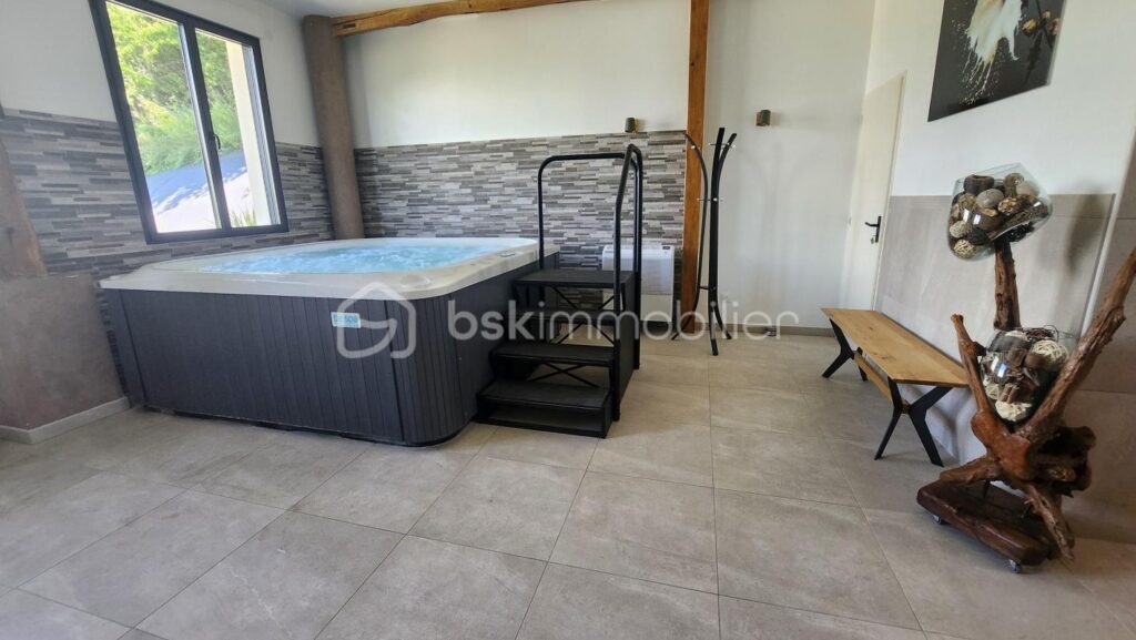 Maison Principale + Gîtes avec Spa et Piscine – 9 pièces – 4 chambres – 236 m²