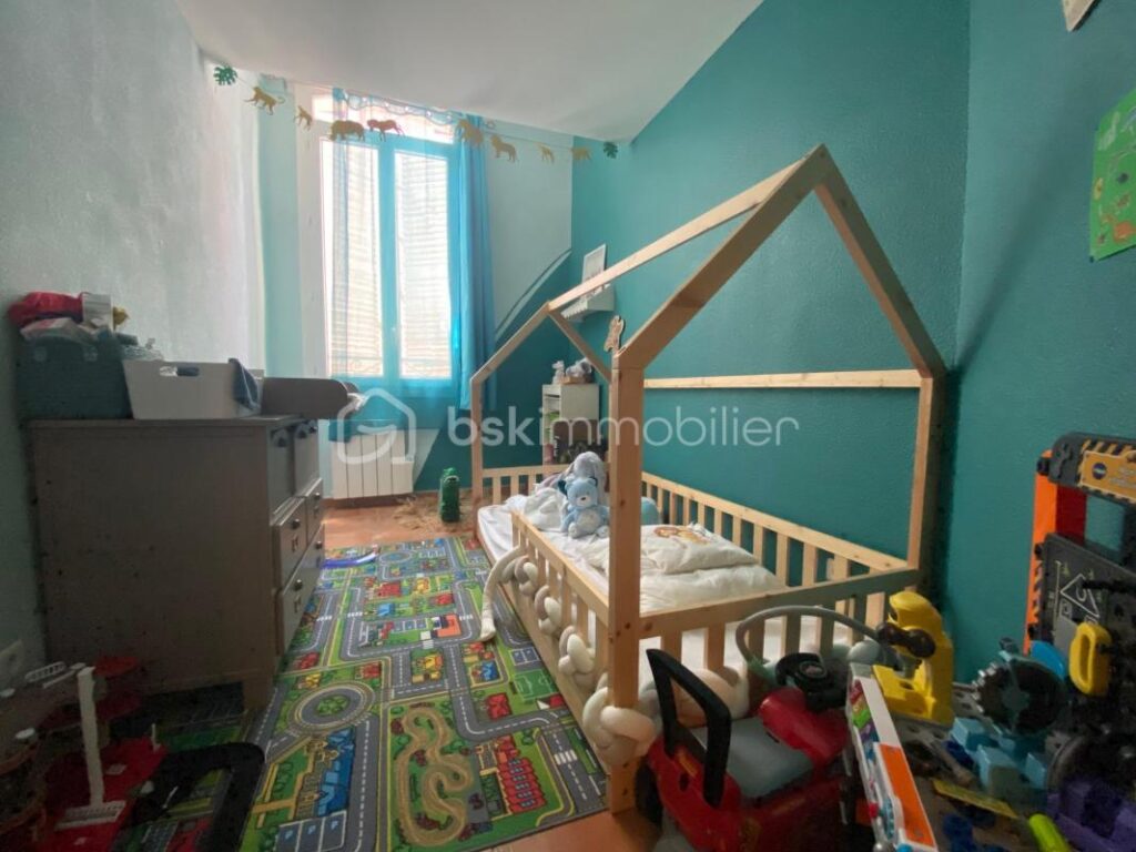 Bel appartement T4 à Signes avec terrasse et cave – 4 pièces – 3 chambres – 106 m²