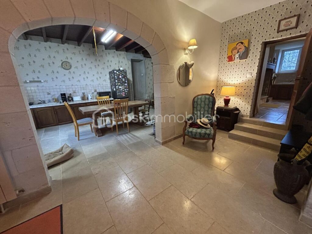 Belle maison en pierres, Dépendances –garage–3 ha 82 – 8 pièces – 6 chambres – 250 m²