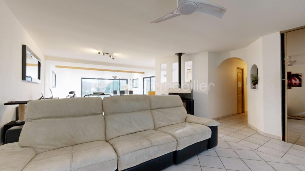 Maison de Type T6 de 157 m2 – 6 pièces – 4 chambres – 157 m²