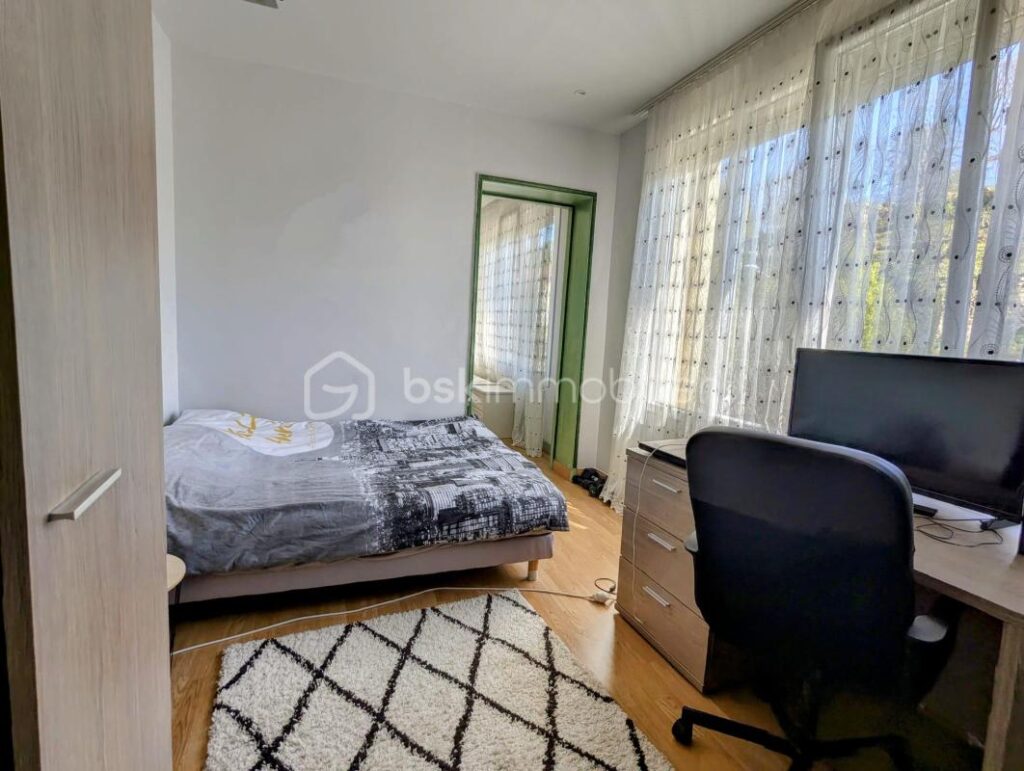 Charmante demeure avec vue imprenable sur le Château de Château-Thierry – 185 m², terrasse et dépendance locative – 7 pièces – 5 chambres – 185 m²