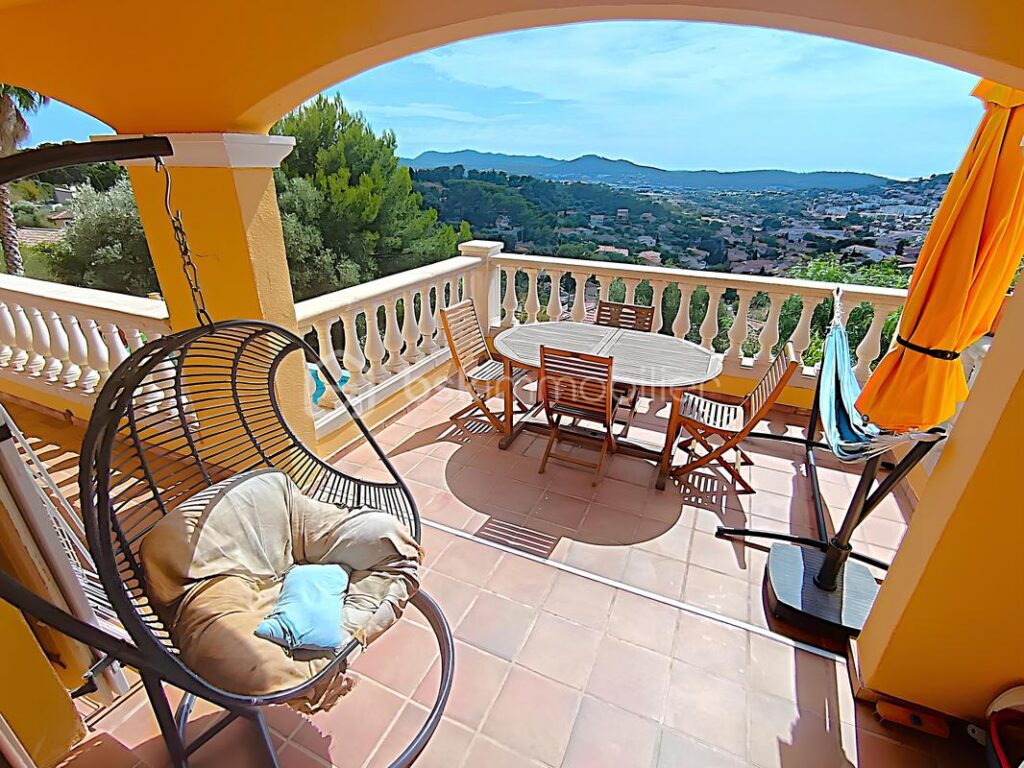 À VENDRE –EXCEPTIONNELLE VILLA 9 PIÈCES 225 M² ET 1 662 M² DE TERRAIN – PISCINE À DÉBORDEMENT– GARAGE– JARDIN – 5 CHAMBRES – BUREAU – T2 INDÉPENDANT– VUE PANORAMIQUE COLLINES ET MER– SANS VIS-À-VIS – PROCHE CENTRE-VILLE OLLIOULES – LA COURTINE – 945 000 € – 9 pièces – 5 chambres – 225 m²