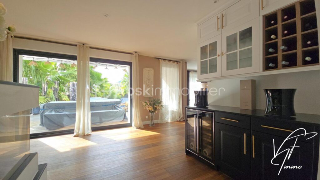 A vendre : Maison d’Architecte, studio indépendant, Piscine, au Beausset, Var – 6 pièces – 5 chambres – 200 m²