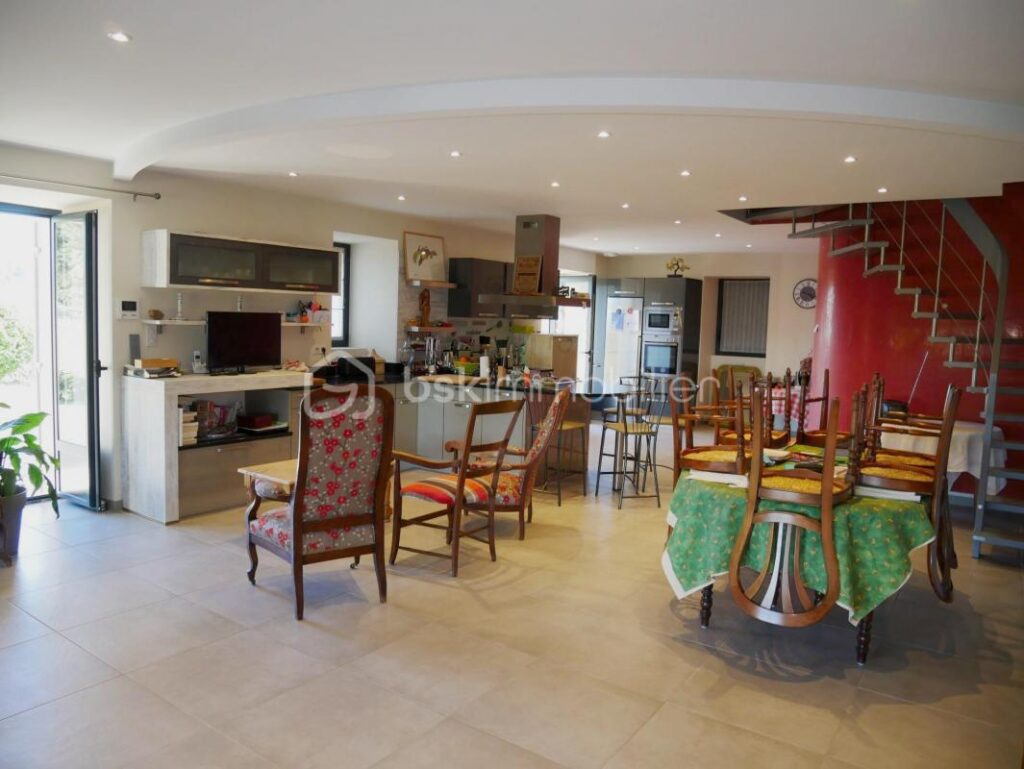 ANCIENNE FERME RÉNOVÉE – 7 pièces – 5 chambres – 316 m²