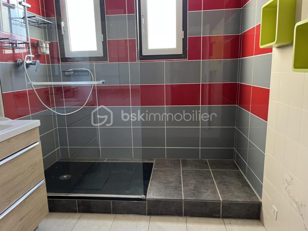 POSITION DOMINANTE À TRÉLISSAC – 8 pièces – 5 chambres – 193 m²