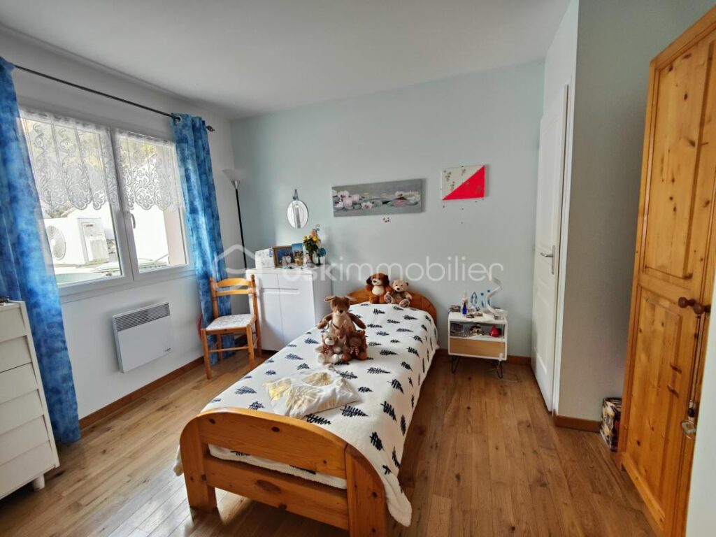 MONTREDON DES CORBIÈRES – Maison de PLAIN PIED de 90 m² sur 580m² de parcelle avec très belle vue – 4 faces – GRANDE PIÈCE A VIVRE MODERNE – 3 chambres – Climatisation réversible – double vitrage – Garage – Piscinable – 4 pièces – 3 chambres – 90 m²