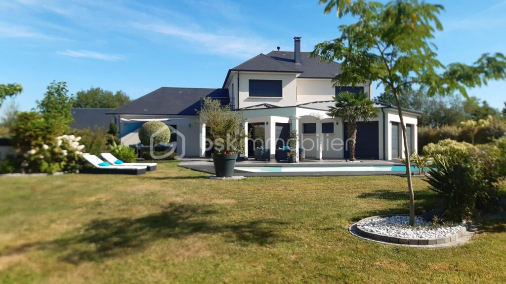 Maison avec piscine – 6 pièces – 3 chambres – 197 m²